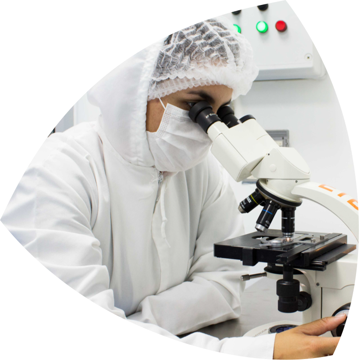 Investigadora con microscopio